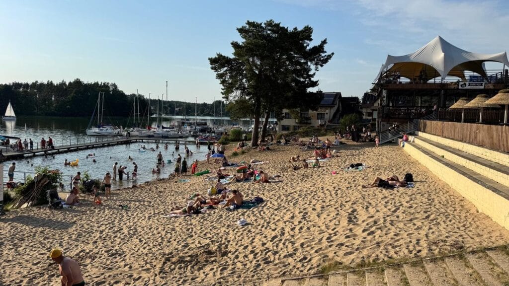 Wakacje z dziećmi na Kaszubach – rodzinna plaża nad jeziorem Wdzydze