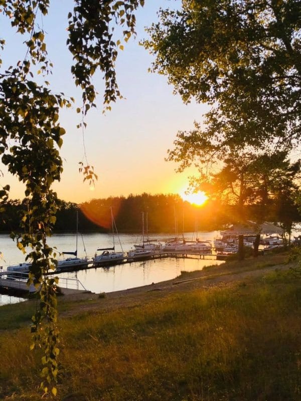 Plaża nad jeziorem Wdzydze – wczasy na Kaszubach w czystej naturze