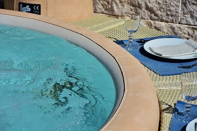 Całoroczne jacuzzi zewnętrzne nad jeziorem na Kaszubach