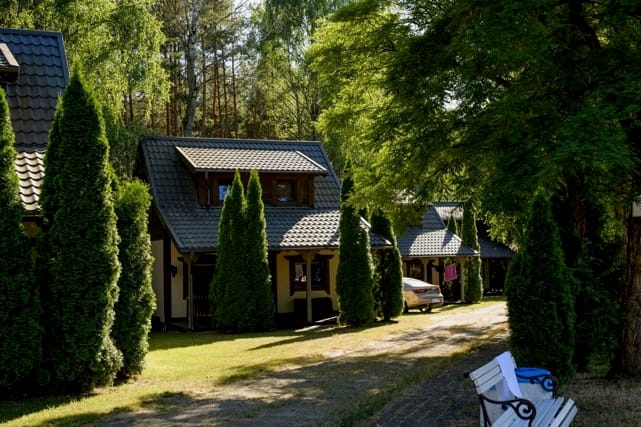 Domki całoroczne w lesie nad jeziorem na Kaszubach