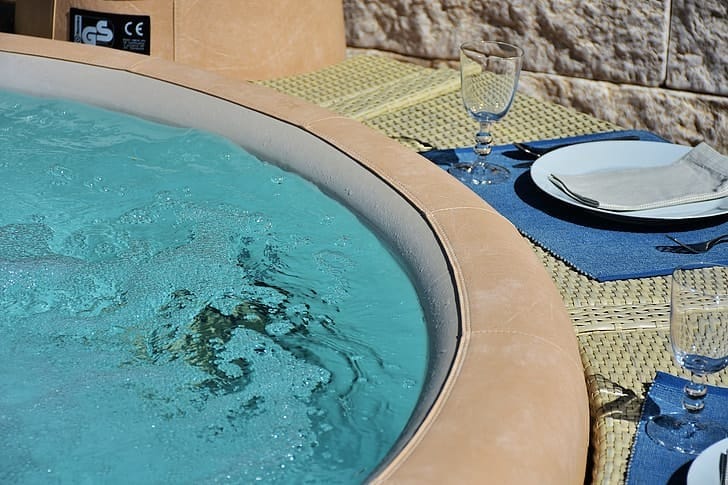 Całoroczne jacuzzi zewnętrzne w hotelu SPA na Kaszubach